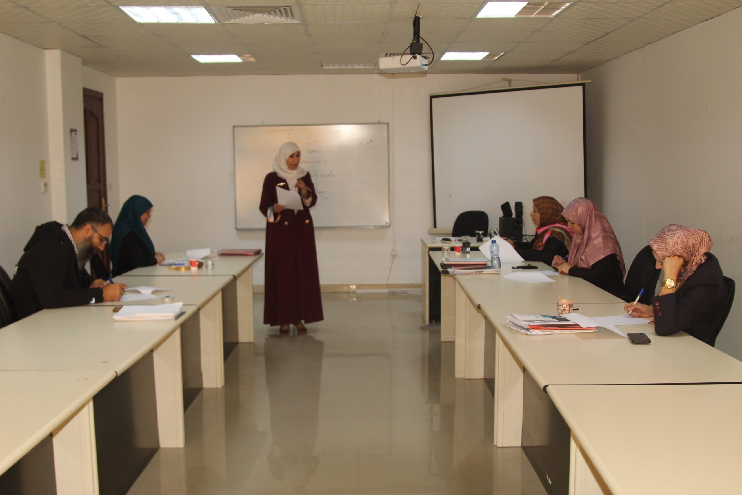 إجراء الاختبار النهائي لدورة اللغة الإنجليزية بمعهد التخطيط