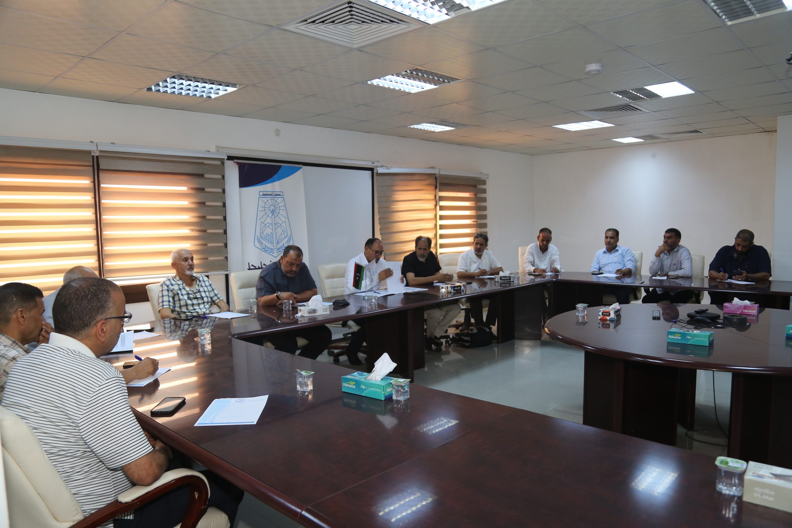 اجتماع أعضاء هيئة التدريس بمعهد التخطيط لمناقشة سير العملية التعليمية والاستعداد للفصل الدراسي القادم